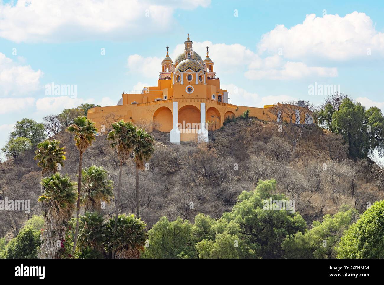 Die spanische Kirche unserer Lieben Frau von Heilmitteln aus dem 16. Jahrhundert, Iglesia de Nuestra Señora de los Remedios auf der Cholula-Pyramide in Puebla, Mexiko Stockfoto