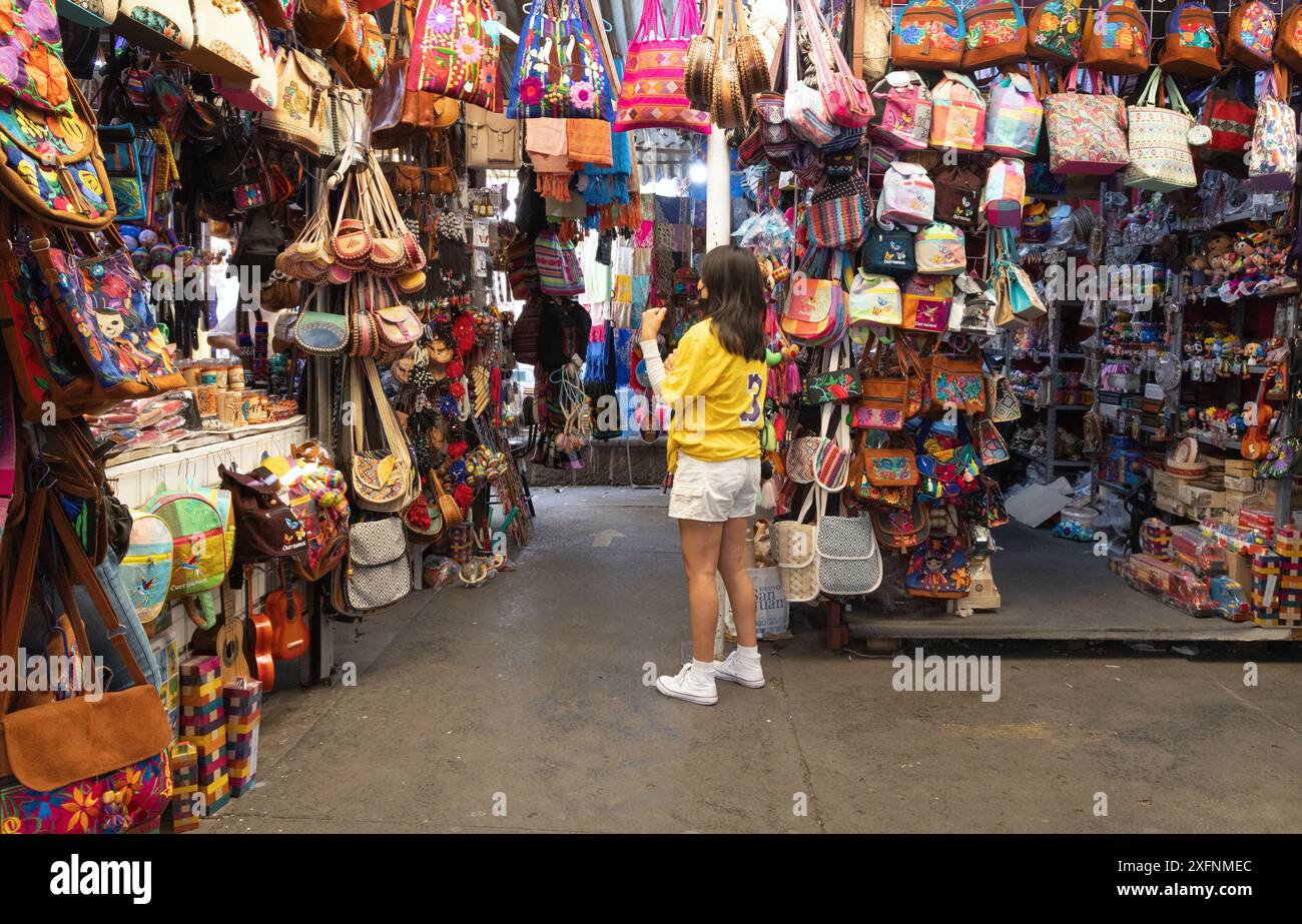 Lateinamerika Markt; bunte Verkaufsstände und Waren zum Verkauf, Cuernavaca Markt, Cuernavaca, Morelos, Mexiko, lateinamerikanische Reisen Stockfoto