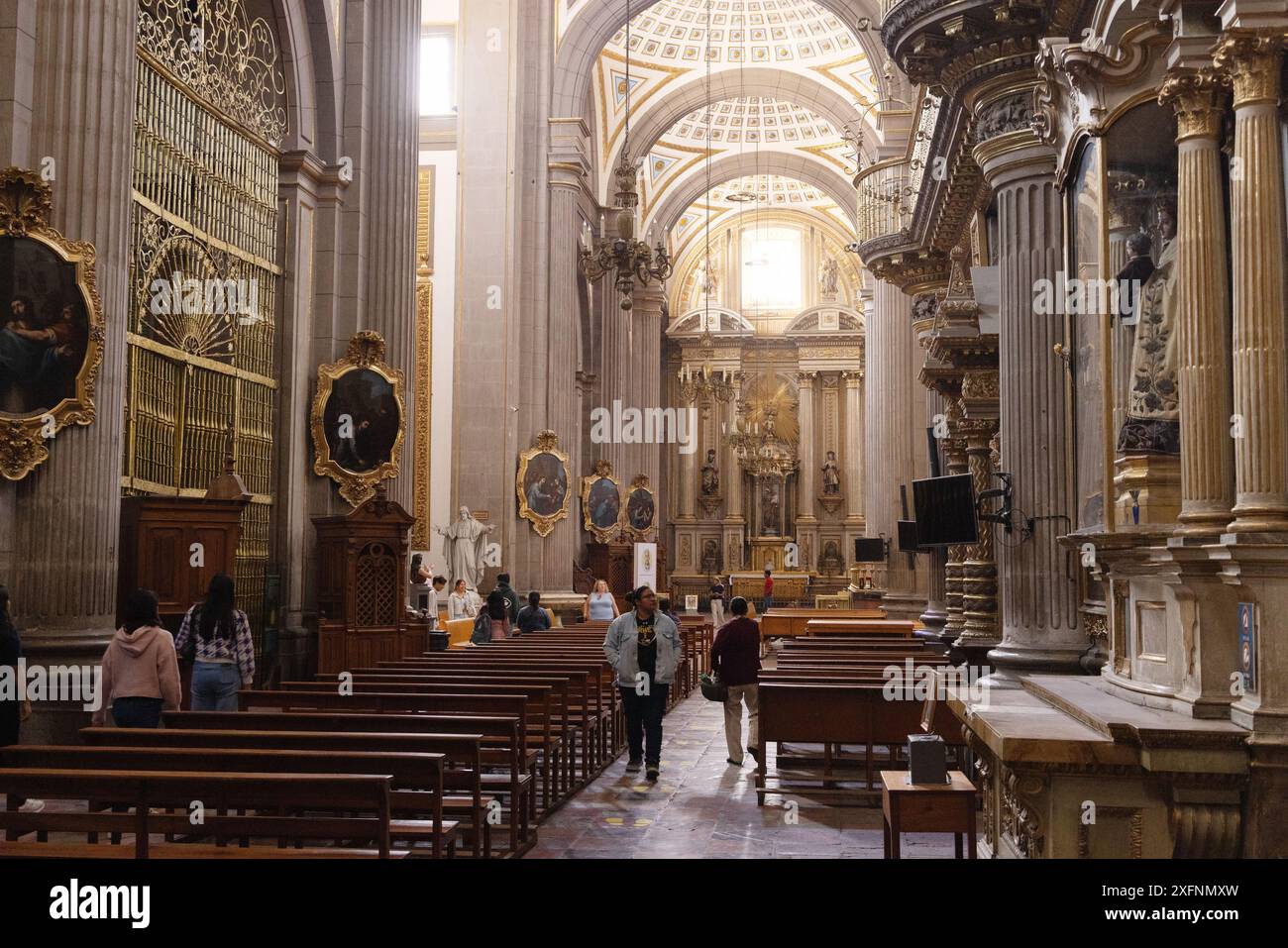 Besucher im Inneren der Kathedrale von Puebla oder der Kathedrale unserer Lieben Frau von der Unbefleckten Empfängnis, der katholischen Kirche aus den 1600er Jahren; Puebla, Mexiko Stockfoto