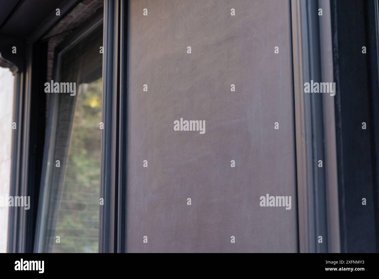 Schwarze Oberfläche für Logo-Branding-Werbung am Eingang von Restaurants und Geschäften. Ideal für stilvolles Branding und Werbemöglichkeiten in städtischen Umgebungen Stockfoto