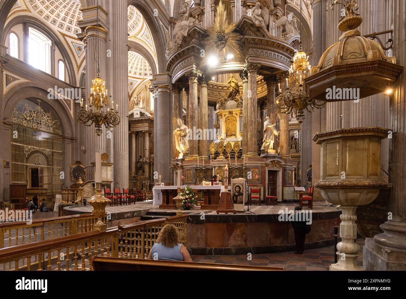 Menschen im Inneren der Kathedrale von Puebla und dem Hochaltar der Zypresse, d. 1819. Römisch-katholische Basilika Kathedrale von Puebla, Puebla Mexiko Stockfoto