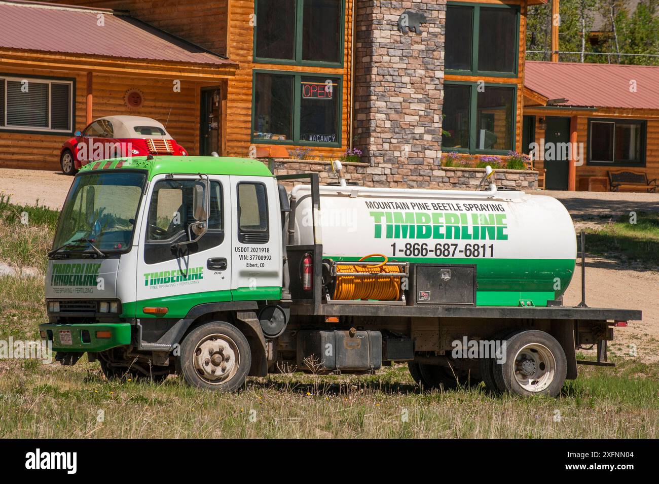 Truck zum Sprühen von Bergkieferkäfern (Dendroctonus ponderosae) in Colorado, USA, Juni. Der aktuelle Ausbruch von Bergkieferkäfern ist besonders aggressiv. Dies ist auf den Klimawandel, das Anpflanzen von Monokulturen und die Brandbekämpfung zurückzuführen. Stockfoto