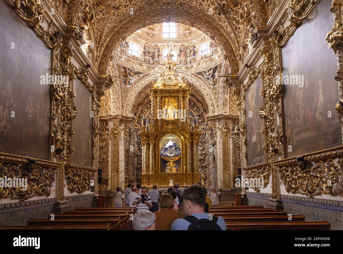 Touristen im Inneren, Kapelle des Rosario, Neuspanische Barockdekoration in der Klosterkirche Santo Domingo de Guzmán, Puebla Mexiko. Stockfoto