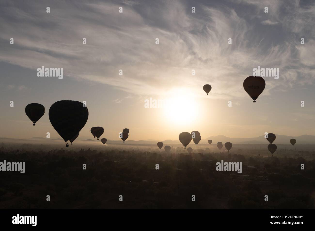 Heißluftballons. Heißluftballonfahrten als Sport, Hobby oder Freizeit; stimmungsvolle Flüge bei Sonnenaufgang und Sonnenaufgang; Mexiko Stockfoto