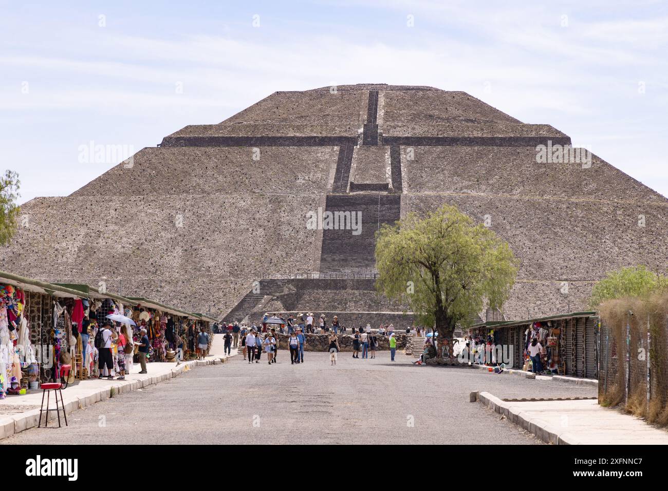 Traders on the Avenue of the Dead und die Pyramide des Mondes oder der Mondpyramide, Teotihuacan antike mesoamerikanische Stadt, Teotihuacan, Mexiko reisen. Stockfoto