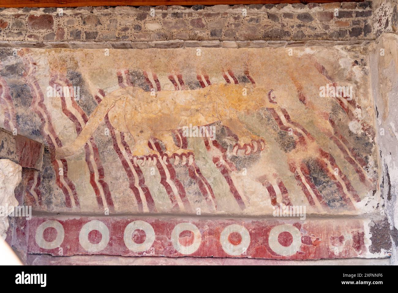 Das Puma Mural, das antike mesoamerikanische Gemälde einer Katzenkatze, neben der Avenue der Toten, Teotihuacan, Mexiko. Prähispanische Kunst. Wahrscheinlich 200 v. Chr.-750 n. Chr Stockfoto