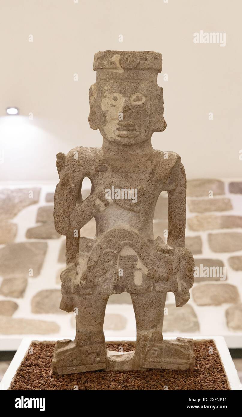 Maya-Kunst; der Herr der Schlangen, der den Adel repräsentiert; Artefakt der alten Maya-Zivilisation, Xochicalco Mexiko. (Siehe Beschreibung). Stockfoto