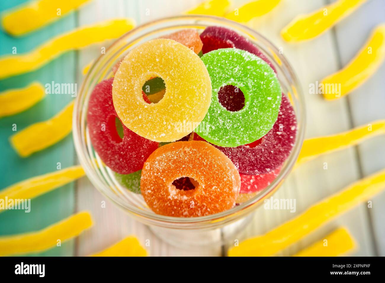Gelee Bonbons auf Holzhintergrund von oben Stockfoto