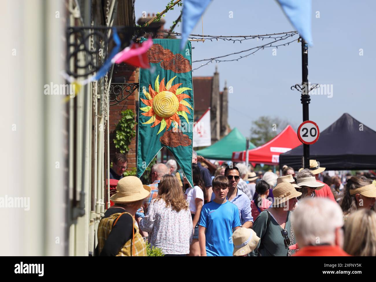 Wunderbares Wetter für Mayfields jährliche Mayfair, voller englischer Traditionen, im Herzen von East Sussex, England, Großbritannien Stockfoto