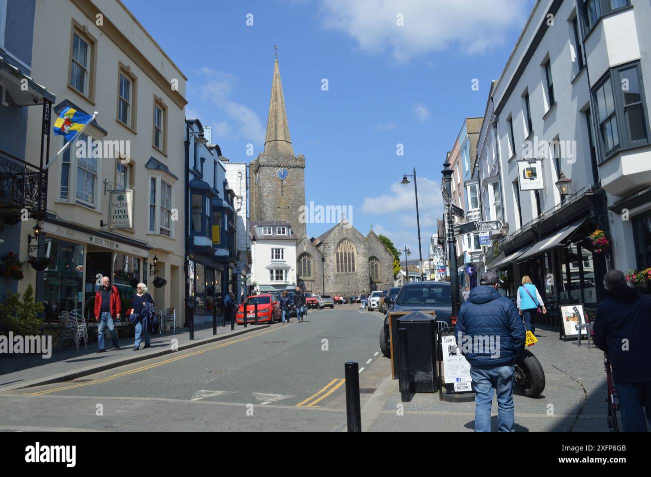 Blick auf die St. Julian's Street in Richtung St. Mary's Church. Tenby, Pembrokeshire, Wales, Vereinigtes Königreich. Juni 2024. Stockfoto