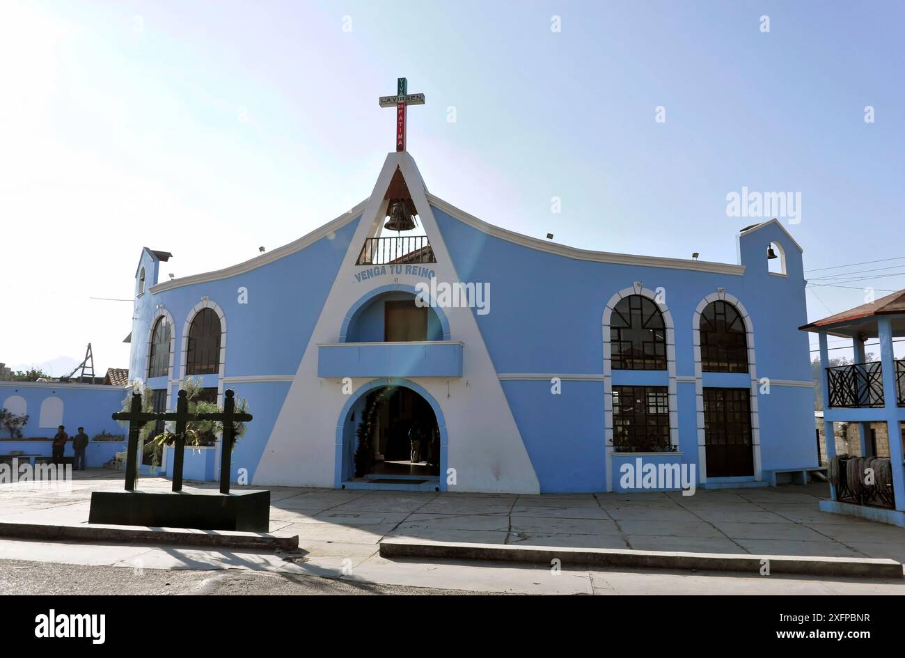 Altstadt von San Cristobal de las Casas, Chiapas, Mexiko, blau gemalte Kirche mit Kreuz und religiöser Architektur, San Cristobal de las Casas Stockfoto