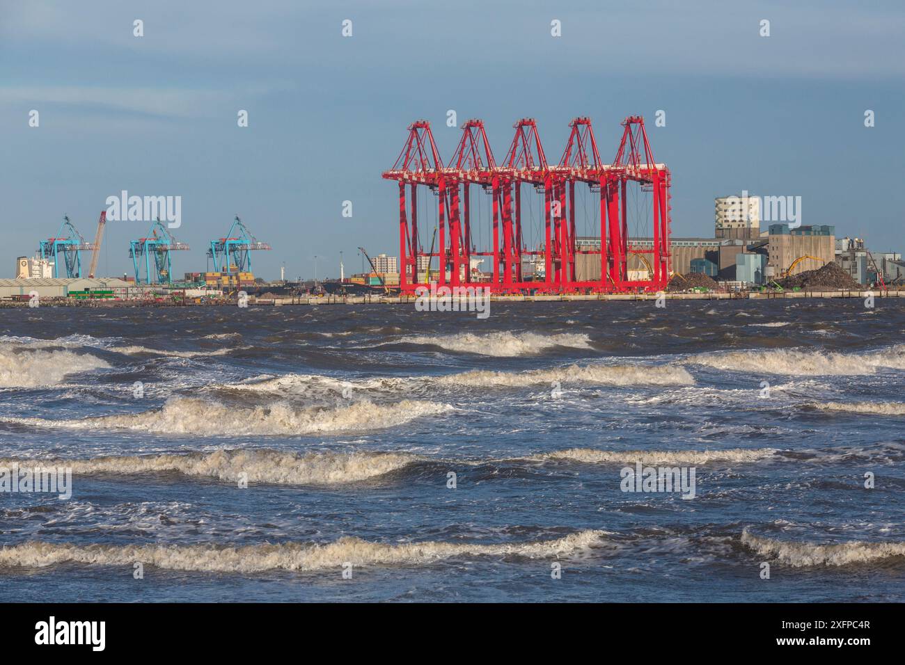 Neue Kräne für den Umschlag von Schiffscontainern am neuen Containerterminal in Seaforth Docks im Hafen von Liverpool, Großbritannien. Januar 2016 Stockfoto