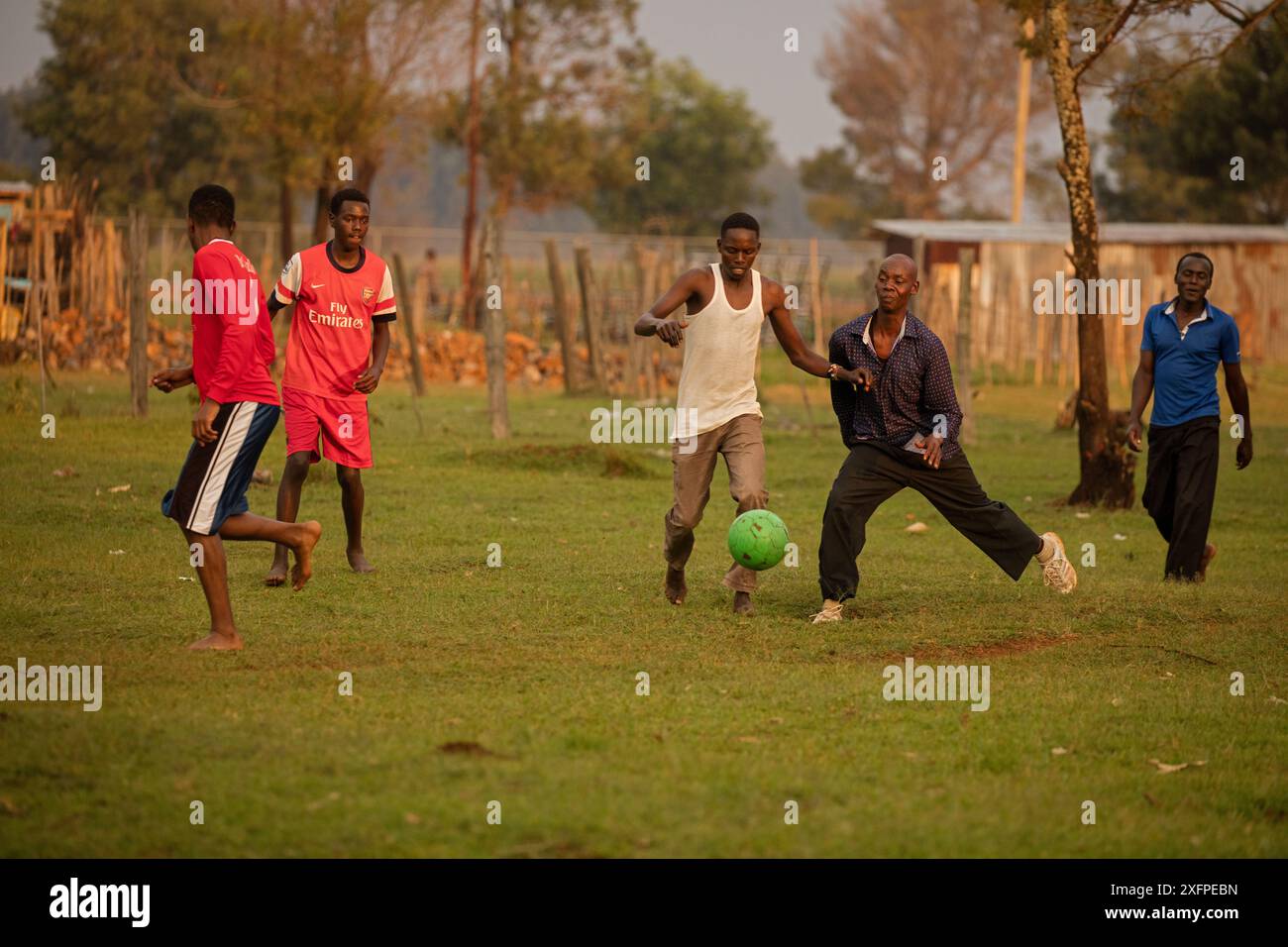 Männer spielen Fußball in der Nähe von Eldoret, Rift Valley, Kenia, Juli 2017. Stockfoto