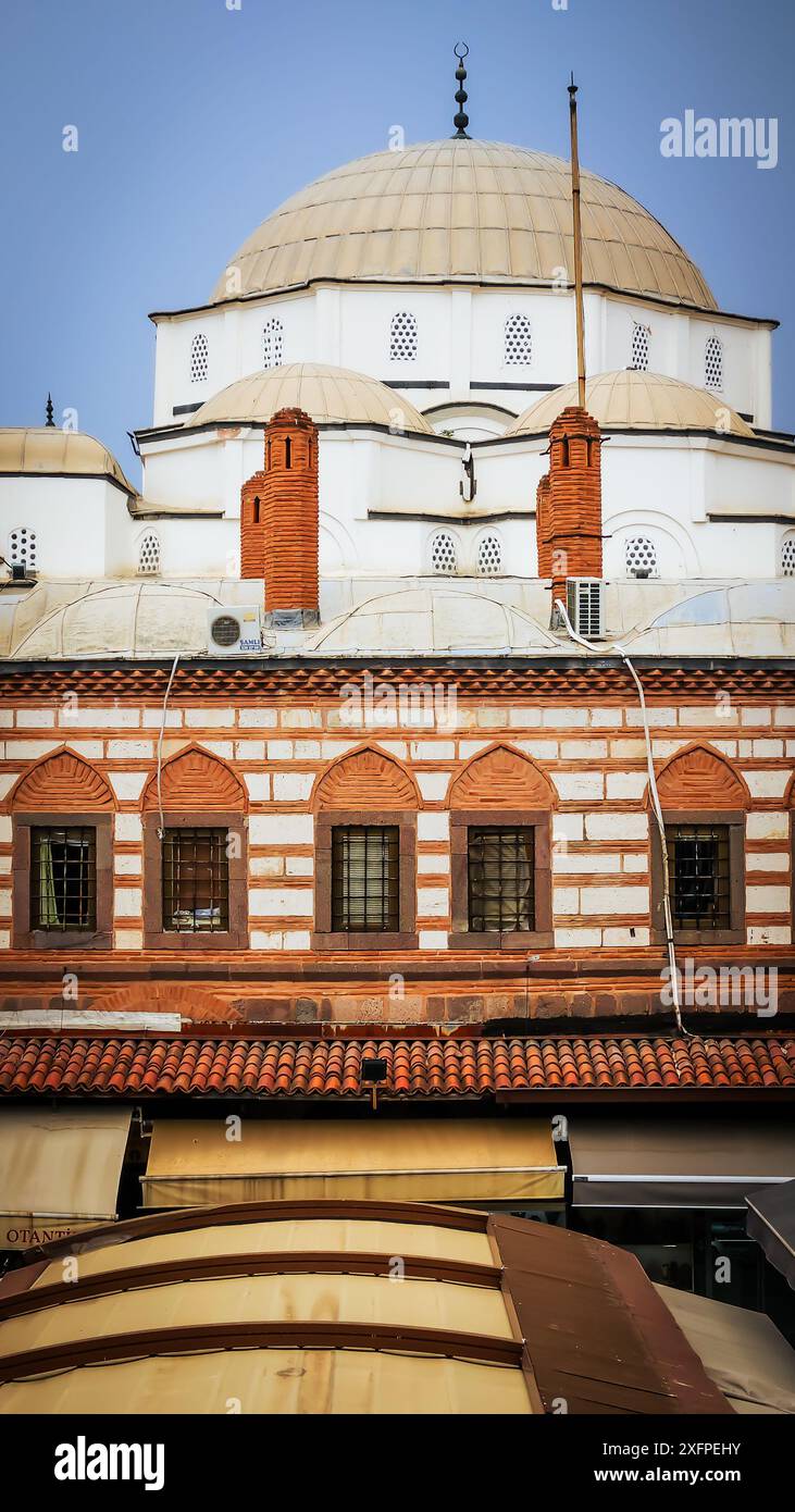Izmir, Türkei. Juli 2024. Blick auf eine historische Hisar-Moschee aus der zweiten Etage des Gasthauses Kızlaragası, das die türkische und osmanische Kultur widerspiegelt, ein starkes touristisches Gebiet von Izmir. Quelle: İdil Toffolo/Alamy Live News Stockfoto