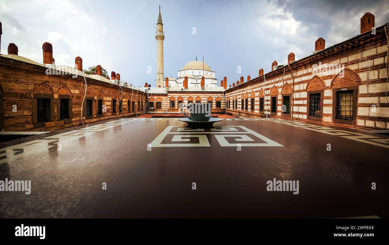 Izmir, Türkei. Juli 2024. Blick auf eine historische Hisar-Moschee aus der zweiten Etage des Gasthauses Kızlaragası, das die türkische und osmanische Kultur widerspiegelt, ein starkes touristisches Gebiet von Izmir. Quelle: İdil Toffolo/Alamy Live News Stockfoto