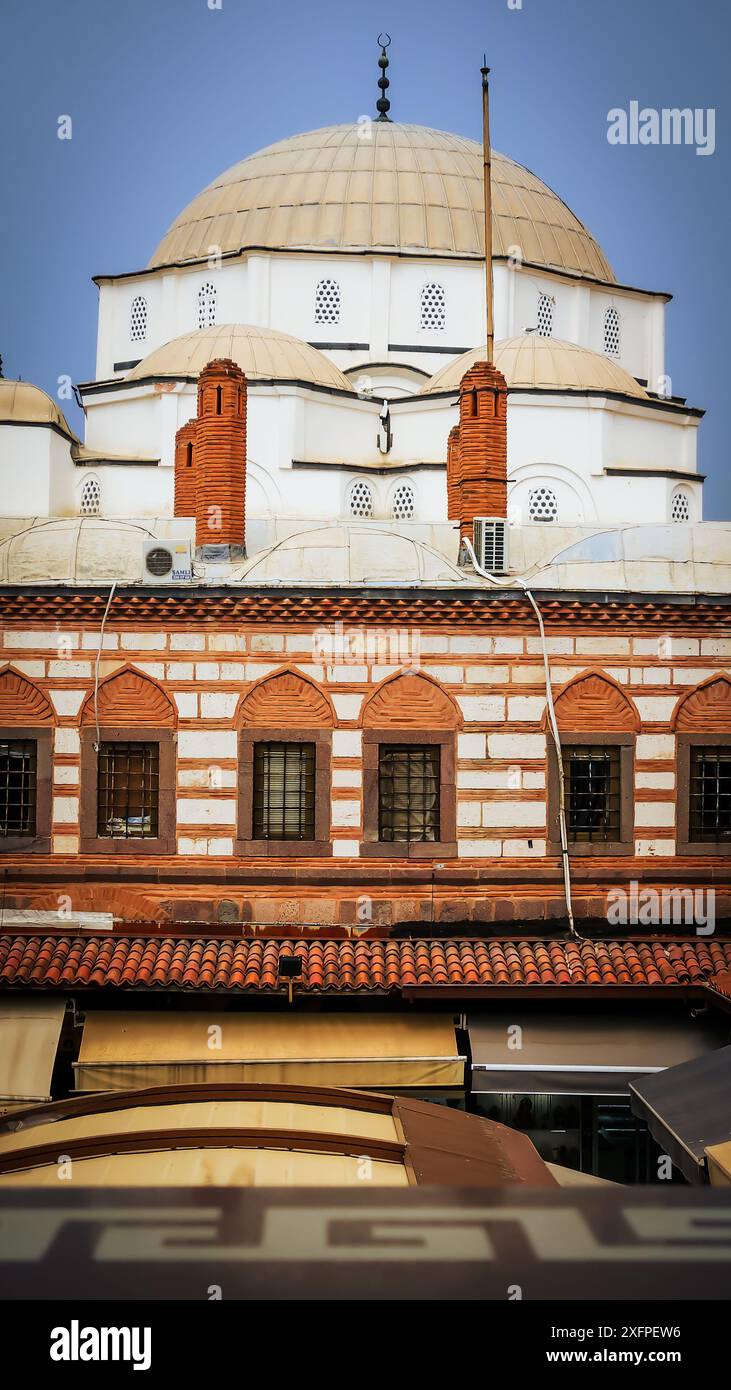 Izmir, Türkei. Juli 2024. Blick auf eine historische Hisar-Moschee aus der zweiten Etage des Gasthauses Kızlaragası, das die türkische und osmanische Kultur widerspiegelt, ein starkes touristisches Gebiet von Izmir. Quelle: İdil Toffolo/Alamy Live News Stockfoto