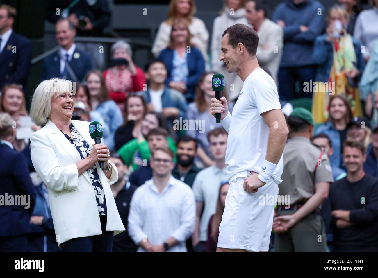 Wimbledon, London, Großbritannien. Juli 2024. Andy Murray lacht mit dem ehemaligen BBC-Ansager und ehemaligen britischen Spieler Sue Barker während einer emotionalen Hommage an Murrays Karriere im Centre Court nach seinem Doppelspiel mit seinem Bruder Jamie. Quelle: Adam Stoltman/Alamy Live News Stockfoto