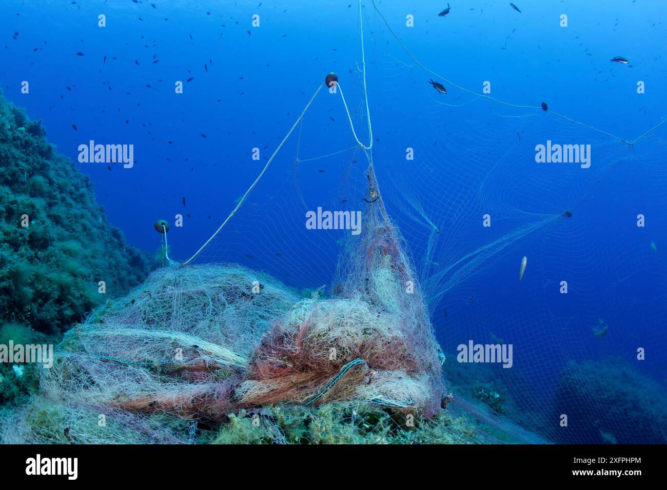 Verlassene Fischernetze, Insel Ponza, Italien, Tyrrhenische See, Mittelmeer. Stockfoto