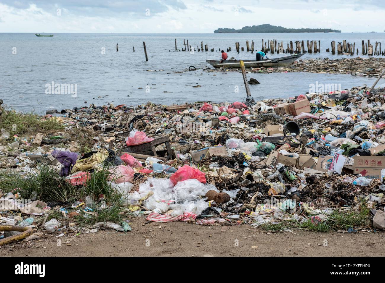 Die Verschmutzung der Meere am Strand in der Nähe von Sorong Fischmarkt, Bos Wesen Markt, Sorong, West Papua, Indonesien Stockfoto