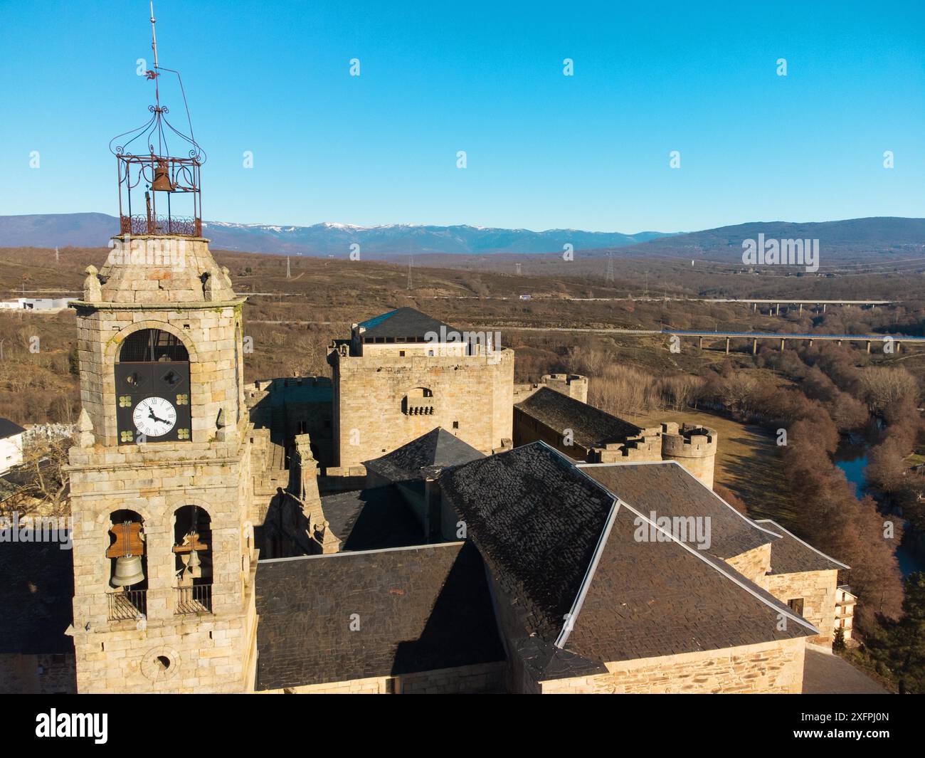 Luftaufnahme von Puebla de Sanabria in Zamora, Kastilien und Leon, Spanien. Hochwertiges Foto Stockfoto