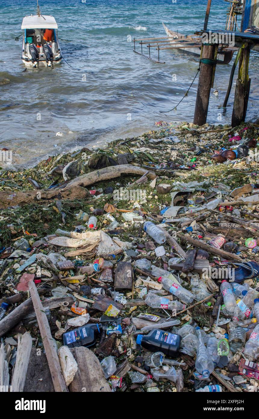 Meeresplastik-Verschmutzung wurde auf Biak Island, West Papua, Indonesien gespült. Stockfoto