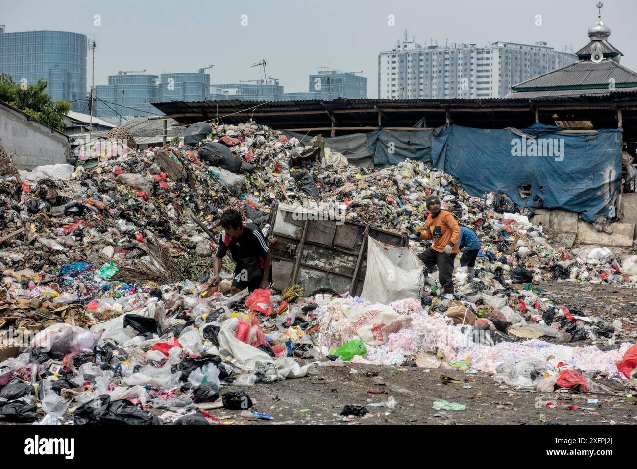 Meeresverschmutzung am Strand im Hafen von Jakarta, Indonesien. Oktober. Stockfoto