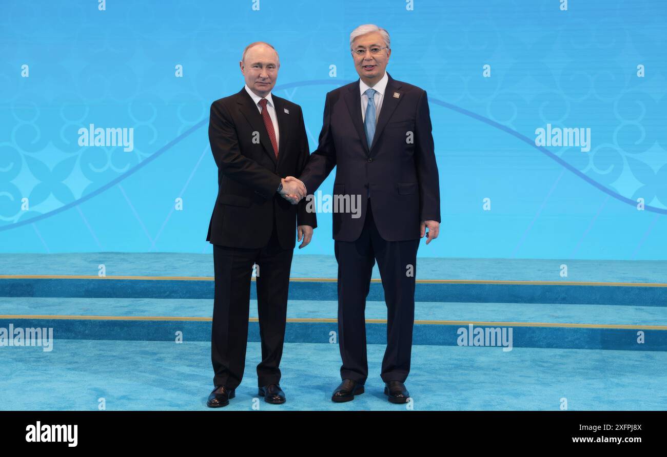 Astana, Kasachstan. Juli 2024. Der russische Präsident Wladimir Putin, links, schüttelt dem kasachischen Präsidenten Kassym-Jomart Tokajew die Hand, nachdem das Foto der Staatschefs auf dem Gipfel der Shanghai Cooperation Organization am 4. Juli 2024 in Astana, Kasachstan, stattgefunden hat. Quelle: Gavriil Grigorov/Kreml Pool/Alamy Live News Stockfoto