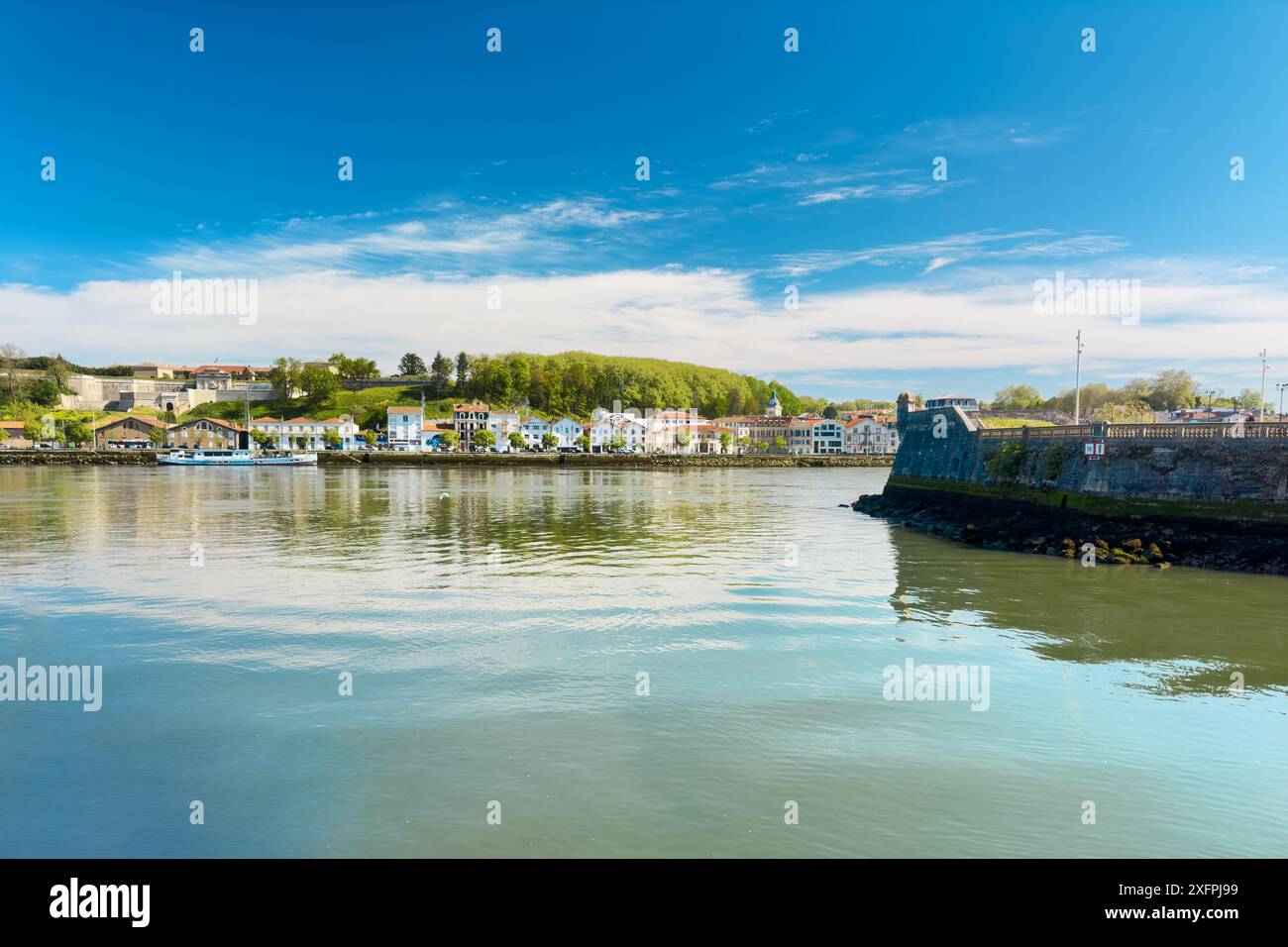 Blick von Bayonne auf den Adour River. Bayonne ist eine Stadt in Südfrankreich. Hochwertige Fotografie Stockfoto