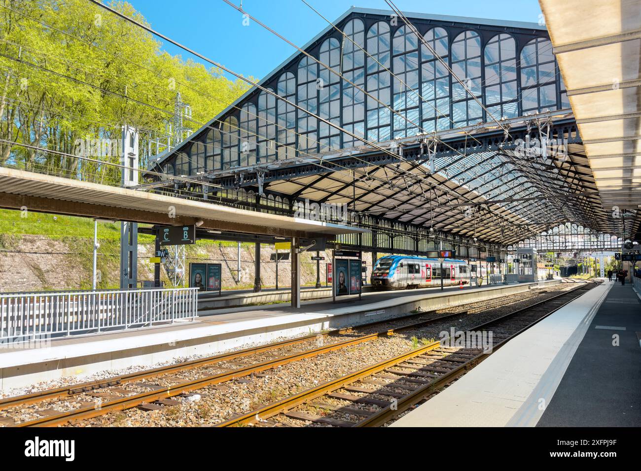 Bayonne, Frankreich, 19. April 2023 : SNCF-Bahnhof Bayonne im Atlantikraum der Pyrenäen. Hochwertige Fotografie Stockfoto