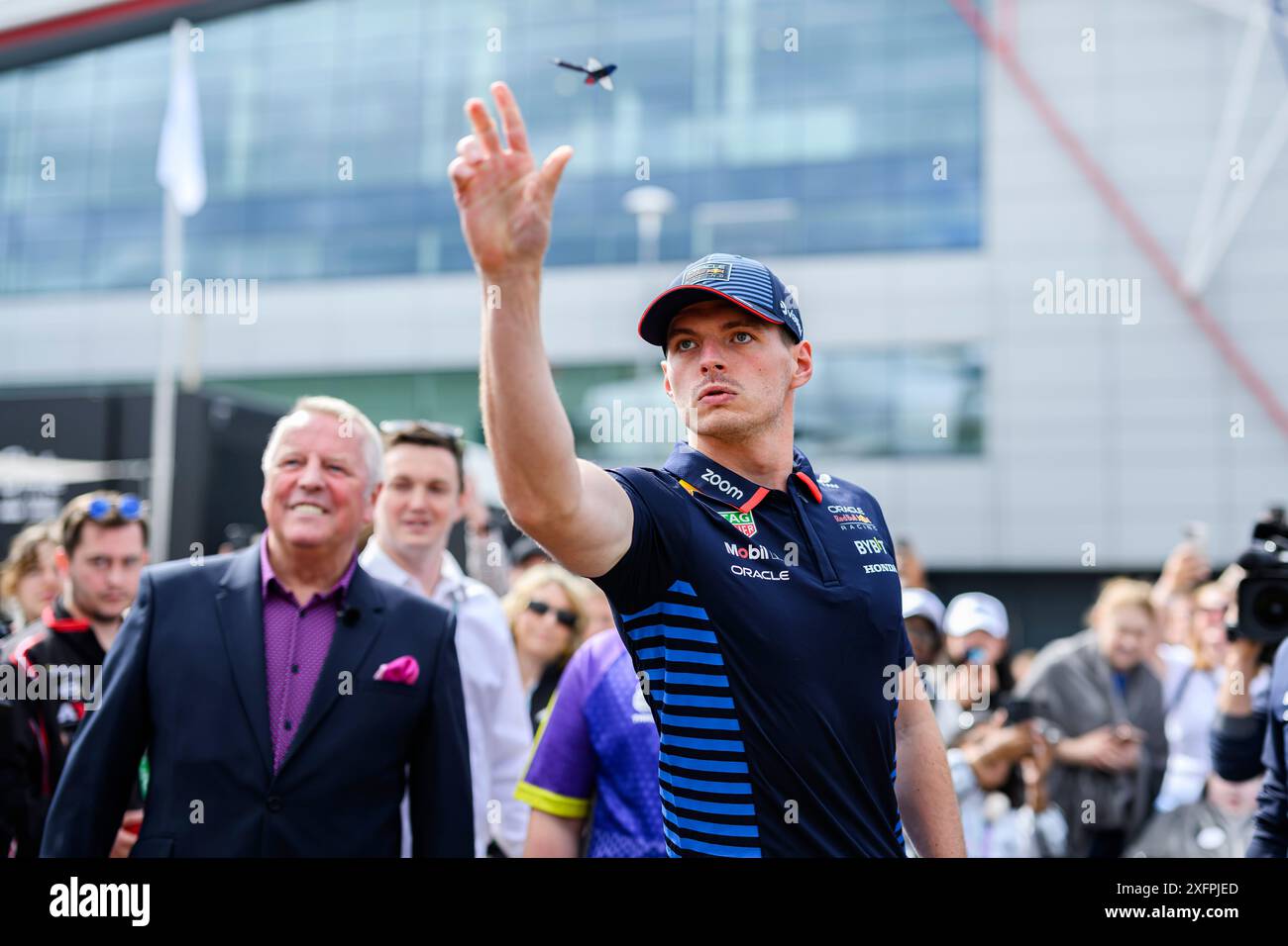 NORTHAMPTONSHIRE, VEREINIGTES KÖNIGREICH. Juli 24. Max Verstapen (Niederlande) von Red Bull Racing (Mitte) nahm die Darts Challenge am Donnerstag während des Grand Prix 2024 von Qatar Airways auf dem Silverstone Circuit am Donnerstag, den 04. Juli 2024 in NORTHAMPTONSHIRE, ENGLAND, an. Quelle: Taka G Wu/Alamy Live News Stockfoto