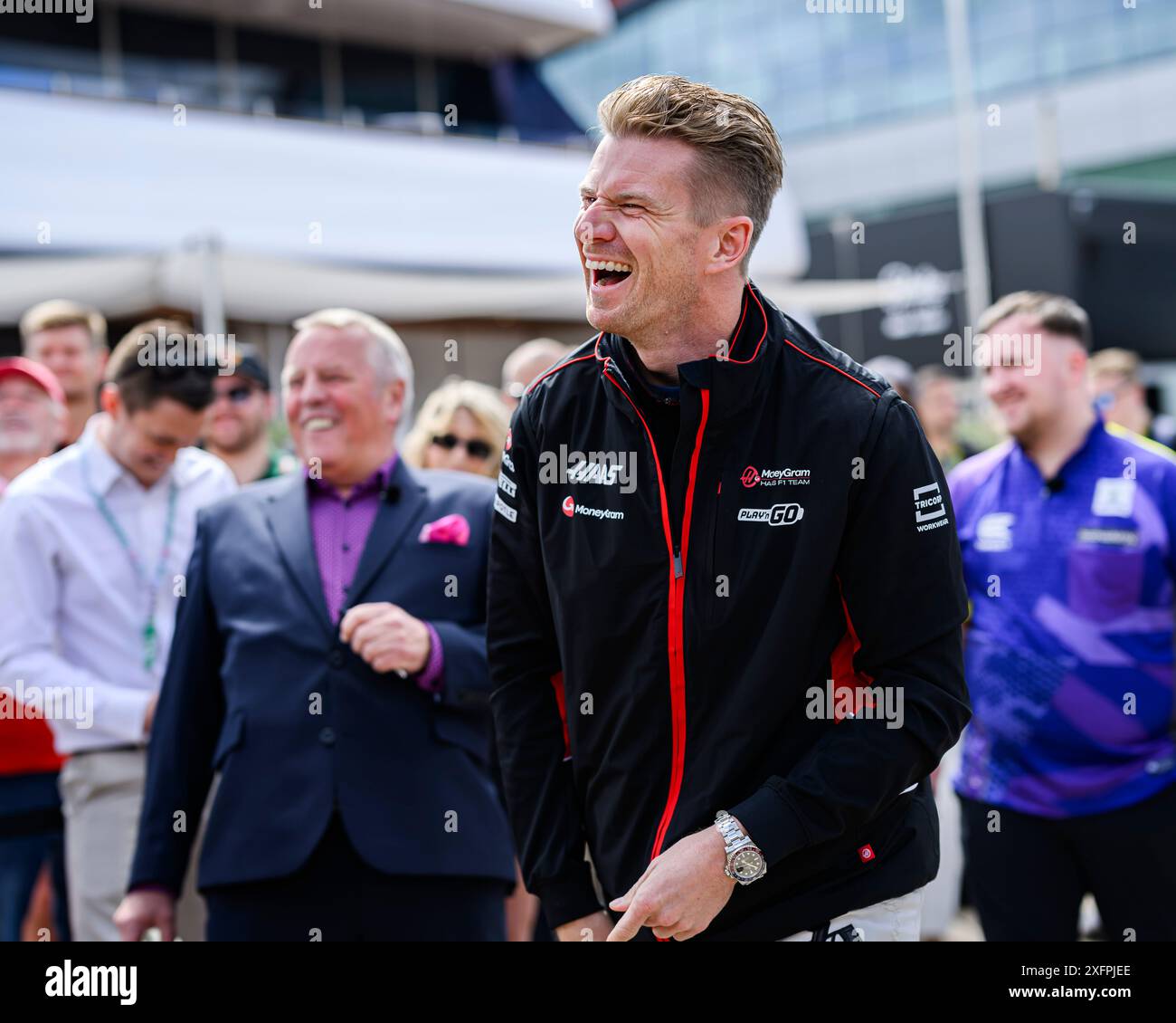 NORTHAMPTONSHIRE, VEREINIGTES KÖNIGREICH. Juli 24. Nico Hulkenberg (Deutschland) vom MoneyGram Haas F1 Team (c) nahm die Darts Challenge am Donnerstag während des Grand Prix 2024 von Qatar Airways von British auf dem Silverstone Circuit am Donnerstag, den 04. Juli 2024 in NORTHAMPTONSHIRE, ENGLAND, an. Quelle: Taka G Wu/Alamy Live News Stockfoto