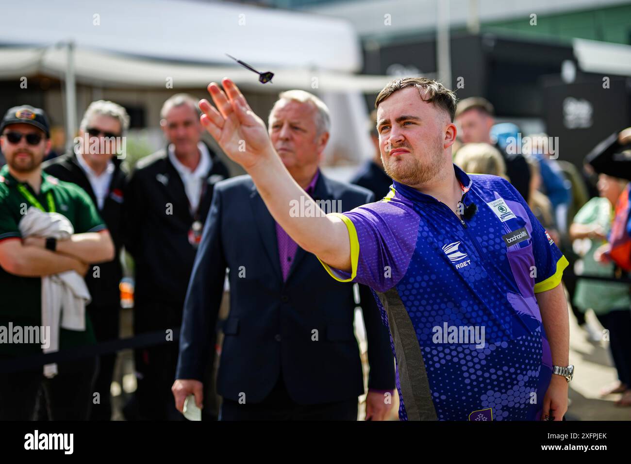 NORTHAMPTONSHIRE, VEREINIGTES KÖNIGREICH. Juli 24. Luke Litttler (englischer Profi-Darts-Spieler) nahm am Donnerstag während des Grand Prix 2024 von Qatar Airways auf dem Silverstone Circuit am Donnerstag, den 04. Juli 2024 in NORTHAMPTONSHIRE, ENGLAND, Teil. Quelle: Taka G Wu/Alamy Live News Stockfoto