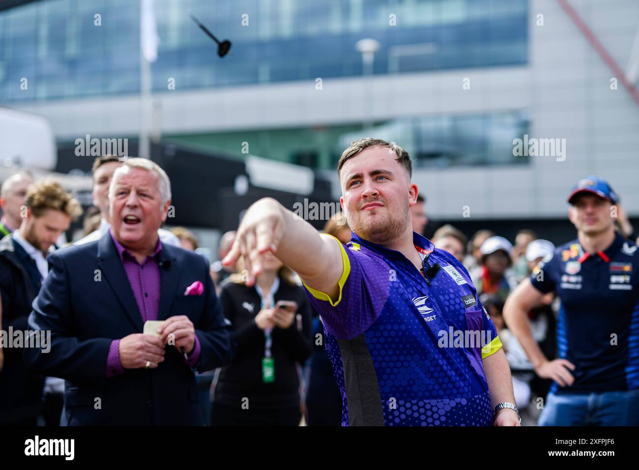 NORTHAMPTONSHIRE, VEREINIGTES KÖNIGREICH. Juli 24. Luke Litttler (englischer Profi-Darts-Spieler) nahm am Donnerstag während des Grand Prix 2024 von Qatar Airways auf dem Silverstone Circuit am Donnerstag, den 04. Juli 2024 in NORTHAMPTONSHIRE, ENGLAND, Teil. Quelle: Taka G Wu/Alamy Live News Stockfoto