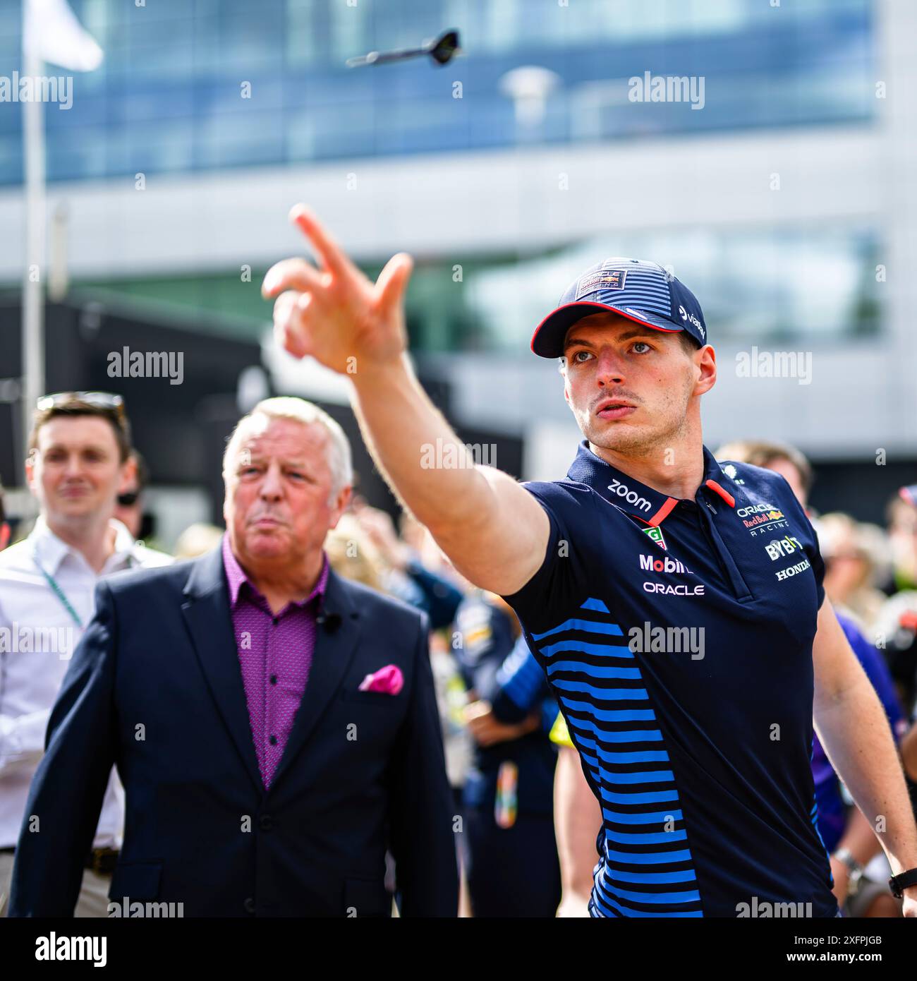 NORTHAMPTONSHIRE, VEREINIGTES KÖNIGREICH. Juli 24. Max Verstapen (Niederlande) von Red Bull Racing (Mitte) nahm die Darts Challenge am Donnerstag während des Grand Prix 2024 von Qatar Airways auf dem Silverstone Circuit am Donnerstag, den 04. Juli 2024 in NORTHAMPTONSHIRE, ENGLAND, an. Quelle: Taka G Wu/Alamy Live News Stockfoto