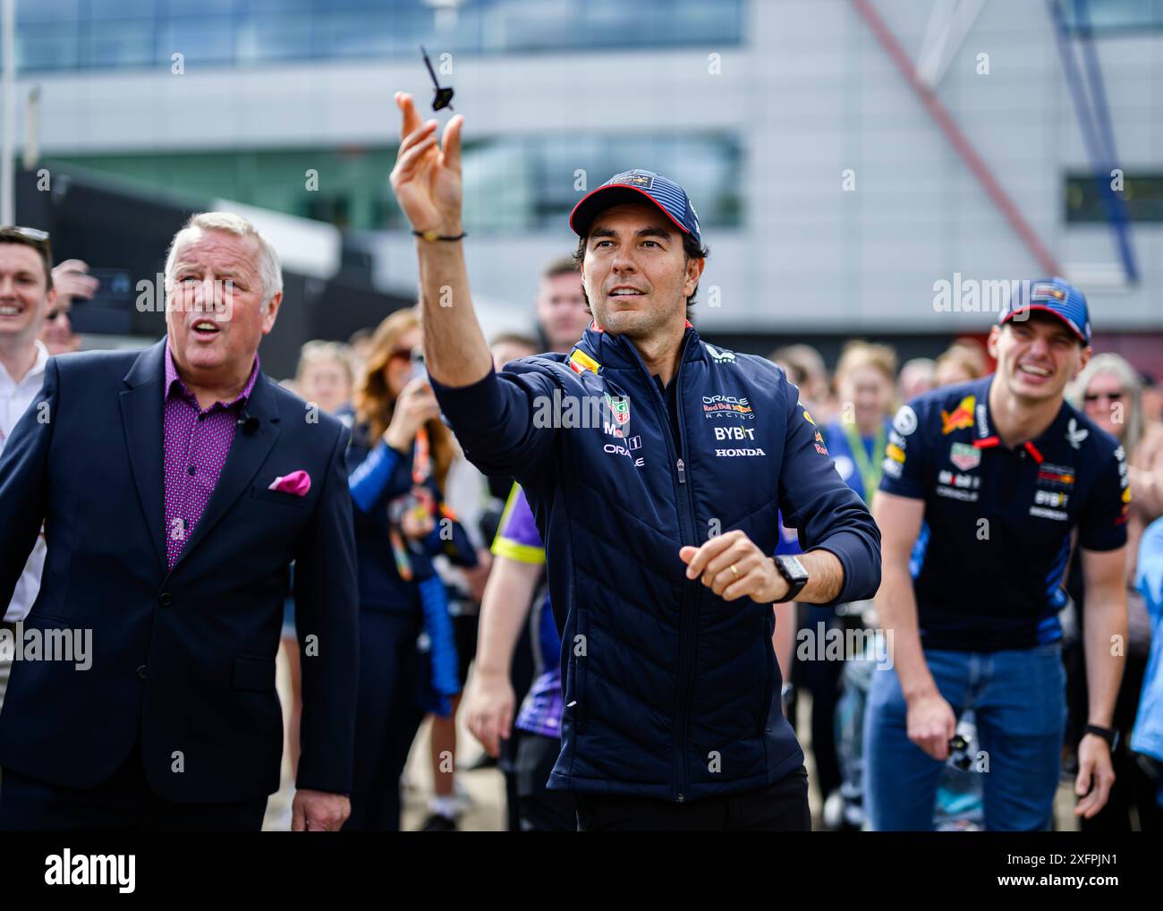 NORTHAMPTONSHIRE, VEREINIGTES KÖNIGREICH. Juli 24. Sergio Perez (Mexiko) von Red Bull Racing (Mitte) nahm die Darts Challenge am Donnerstag während des Grand Prix 2024 von Qatar Airways auf dem Silverstone Circuit am Donnerstag, den 04. Juli 2024 in NORTHAMPTONSHIRE, ENGLAND, an. Quelle: Taka G Wu/Alamy Live News Stockfoto