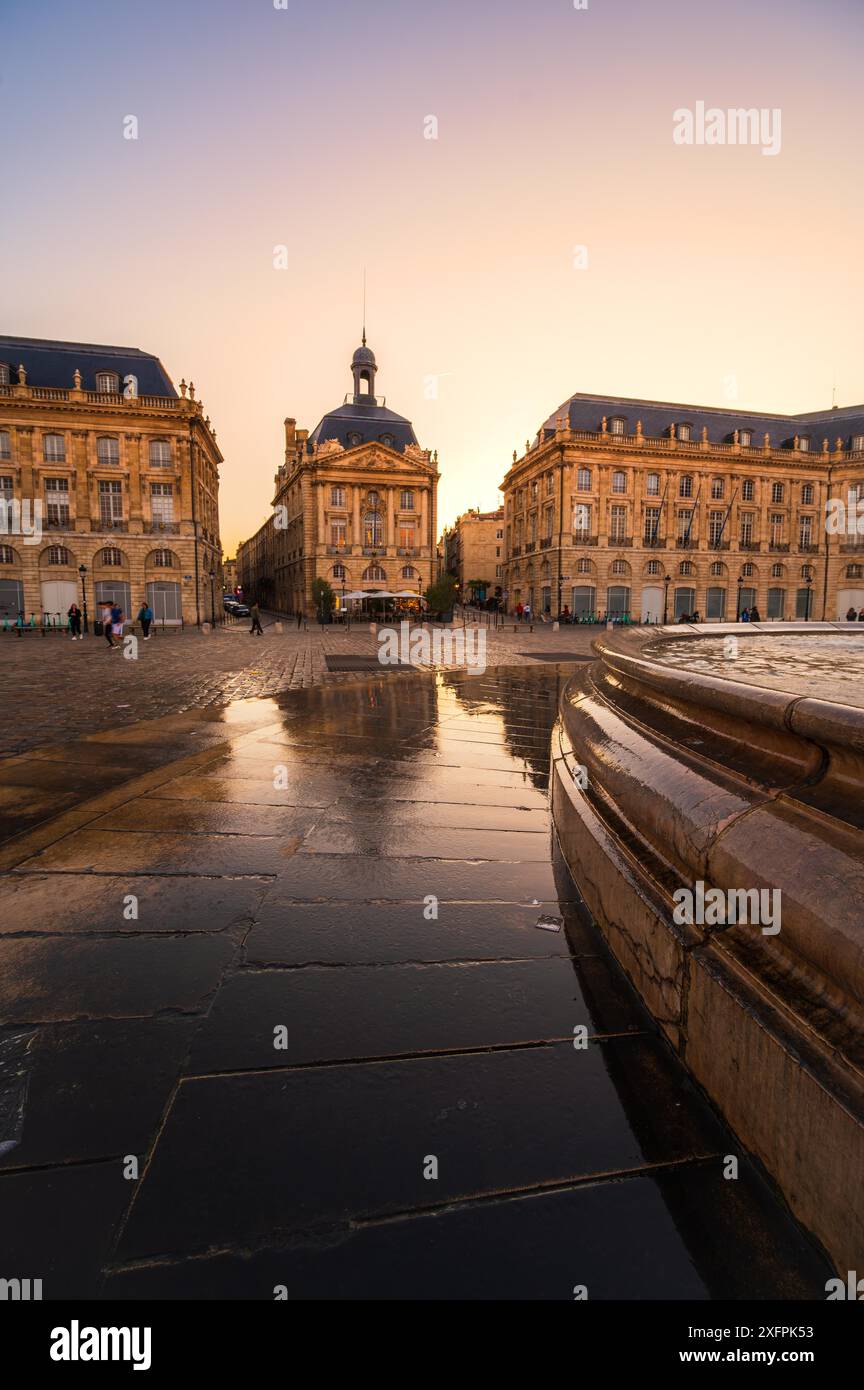 Malerischer Blick auf den Place de la Bourse bei Sonnenuntergang in Bordeaux, Frankreich. Hochwertige Fotografie Stockfoto