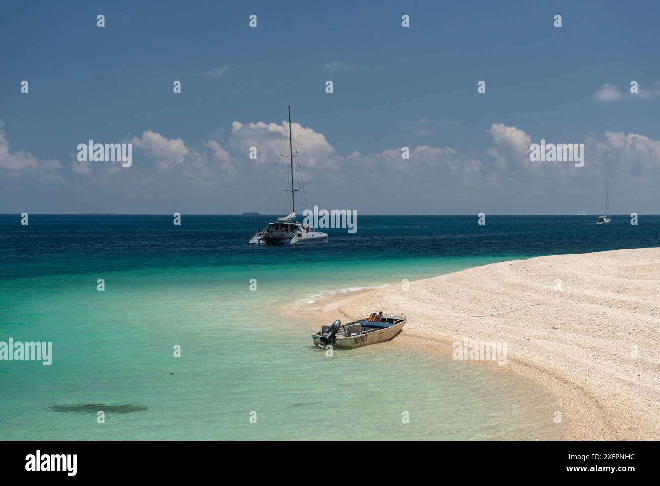 Nudey Beach mit Katamaran und Motorboot, Fitzroy Island, tropisches Far North Queensland, Australien. November 2015. Stockfoto