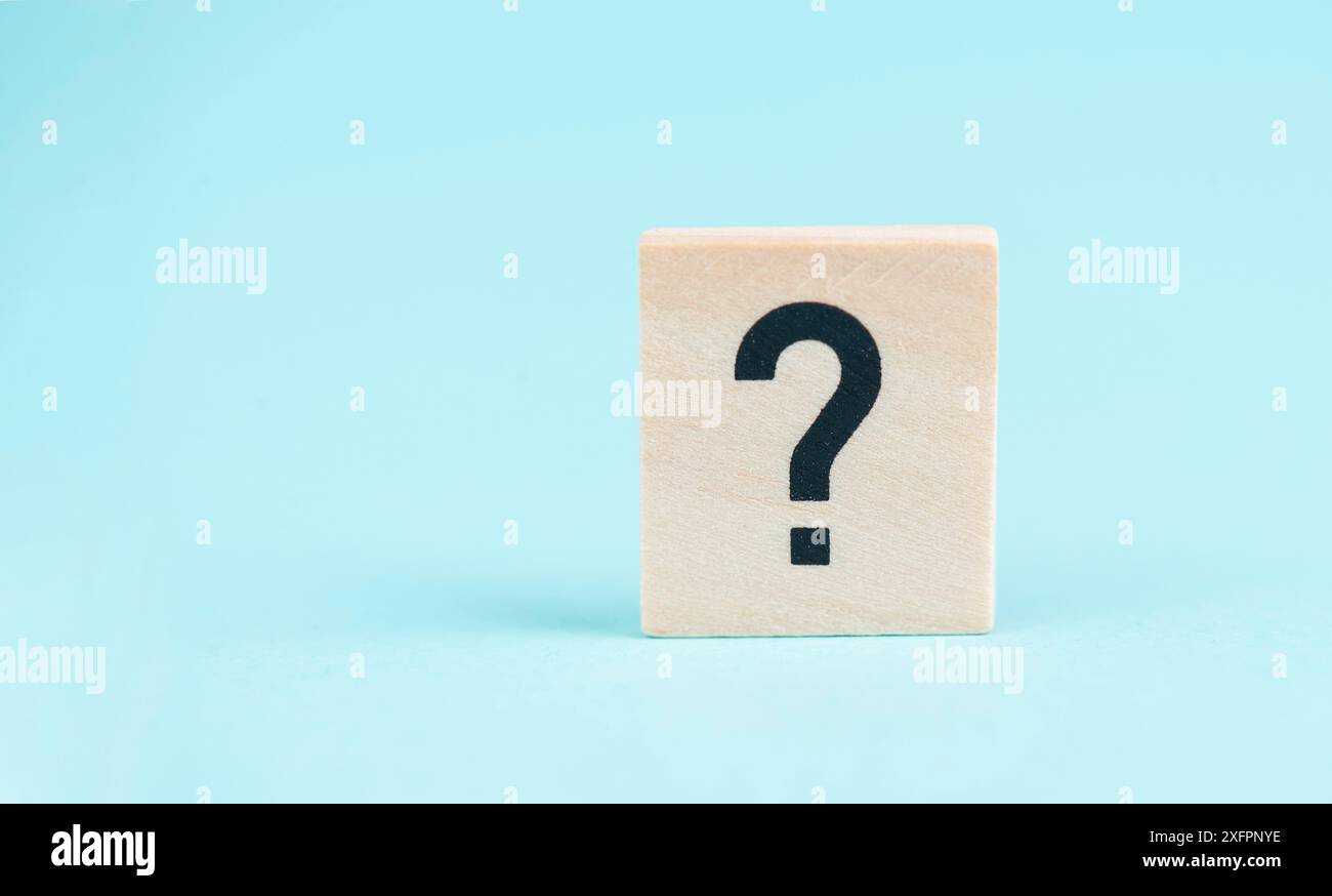 Fragezeichen, Bildungs- und Geschäftskonzept, Suche nach Antworten, Gedanken zur Lösung eines Problems, Zweifeln Stockfoto