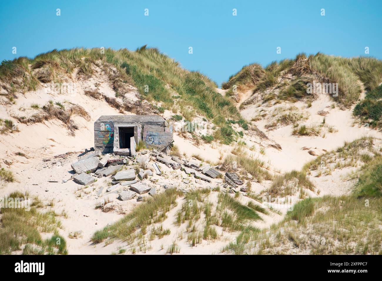 Ruine eines deutschen Bunkers in der Normandie, Frankreich aus dem Zweiten Weltkrieg, D-Day Militärinvasion der Verbündeten, Geschichte Europas Stockfoto