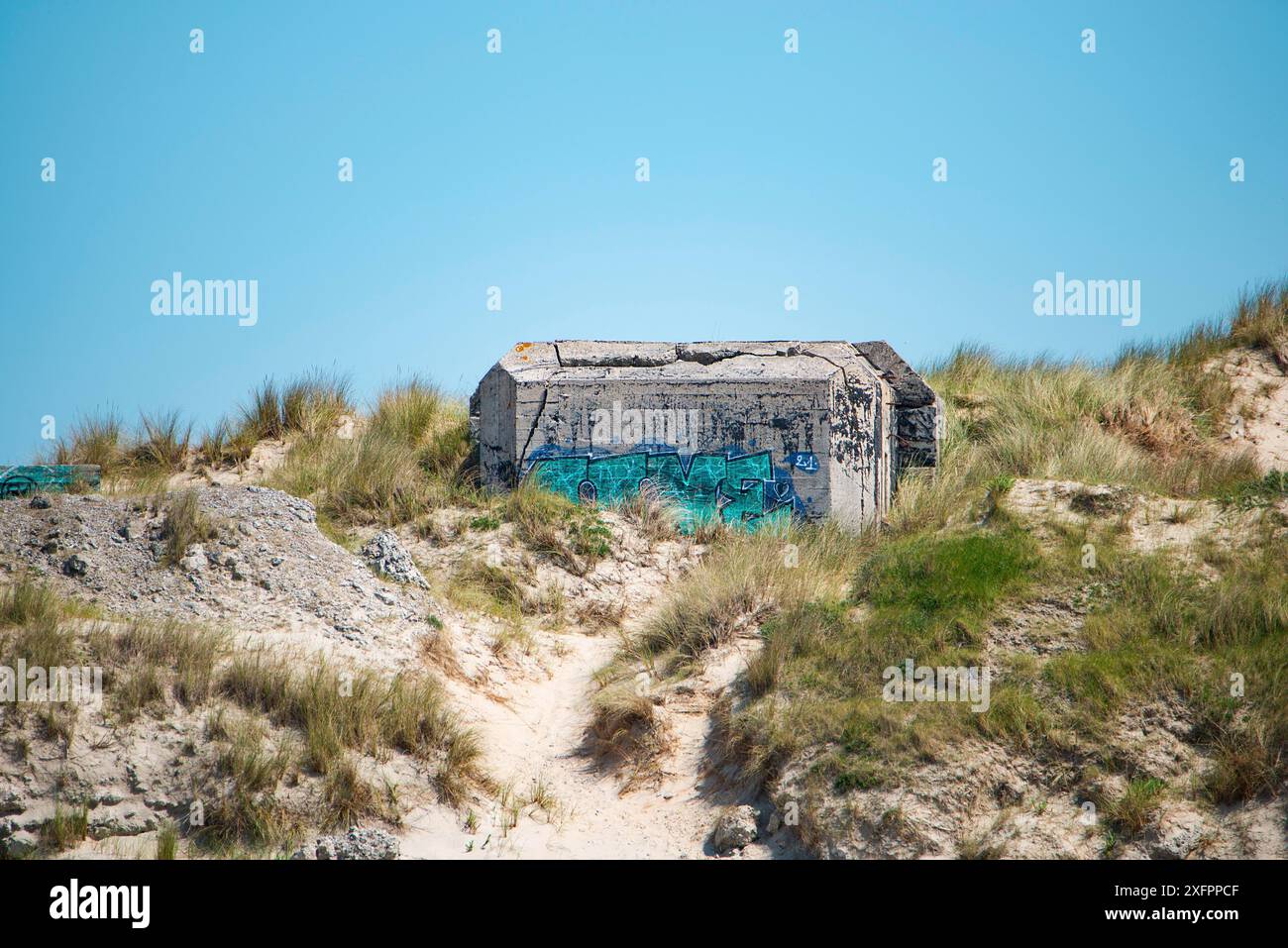 Ruine eines deutschen Bunkers in der Normandie, Frankreich aus dem Zweiten Weltkrieg, D-Day Militärinvasion der Verbündeten, Geschichte Europas Stockfoto