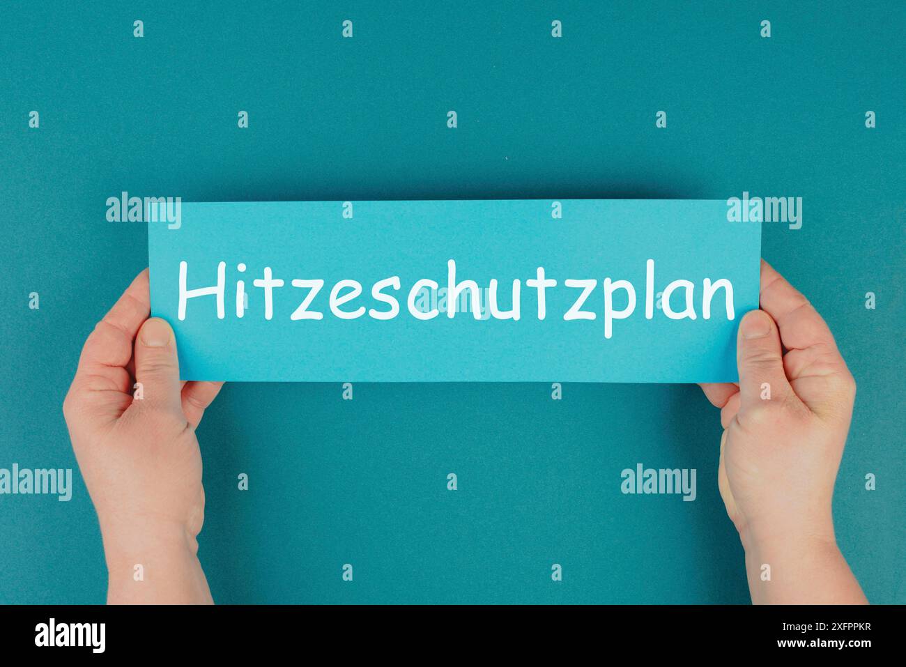 Hitzeschutzplan steht auf dem Papier in deutscher Sprache, Vorschriften für warme Sommertage, Klimawandel und globale Erwärmung, extreme Temperaturen Stockfoto