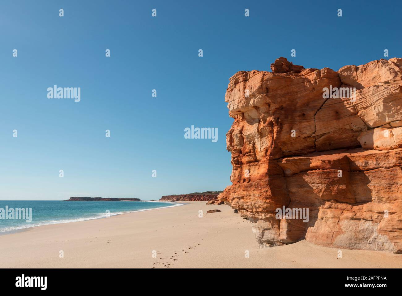 Sandsteinklippen und weißer Sand, Broome, Dampier Peninsula Kimberley, Western Australia. Juli 2016. Stockfoto