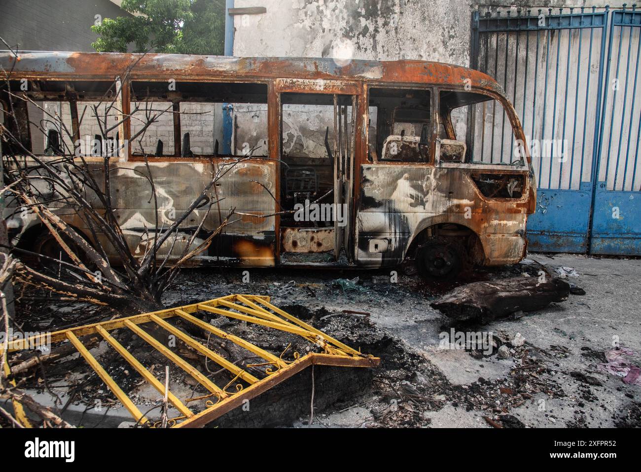 Port-Au-Prince, Port-Au-Prince, Haiti. Juli 2024. Fahrzeuge, die von Gangs in Puerto Principe zerstört wurden (Foto: © Hector Adolfo Quintanar Perez/ZUMA Press Wire), NUR REDAKTIONELLE VERWENDUNG! Nicht für kommerzielle ZWECKE! Stockfoto