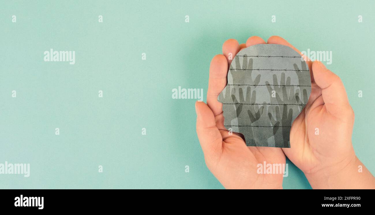 Hände hinter einem Stacheldraht, Flüchtlingslager, Grenze, illegale Einschleppung, Gefängniszaun, Migration und Krieg, Menschenrechte Stockfoto