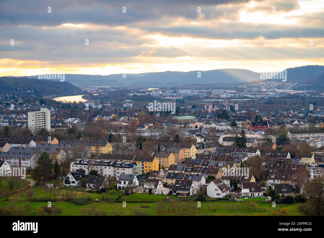 Weinberg mit Blick auf die antike römische Stadt Trier, das Moseltal in Deutschland, Landschaft im rheinland-palatin Stockfoto