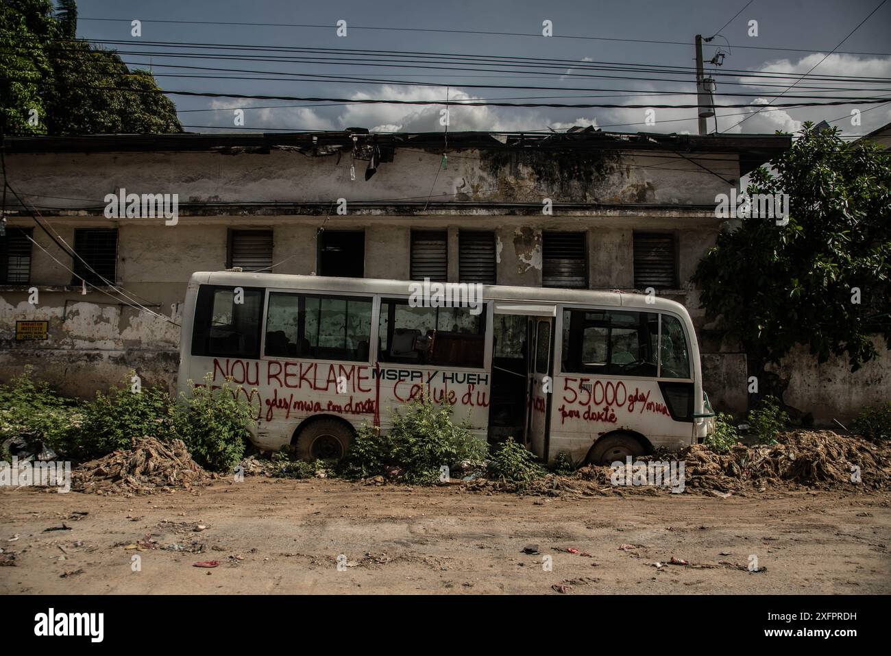 Port-Au-Prince, Port-Au-Prince, Haiti. Juli 2024. Fahrzeuge, die von Gangs in Puerto Principe zerstört wurden (Foto: © Hector Adolfo Quintanar Perez/ZUMA Press Wire), NUR REDAKTIONELLE VERWENDUNG! Nicht für kommerzielle ZWECKE! Stockfoto