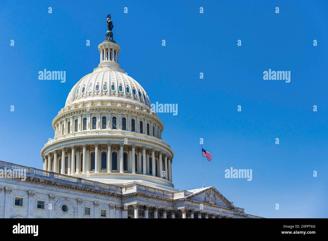 Das Kapitol der Vereinigten Staaten mit amerikanischer Flagge Stockfoto