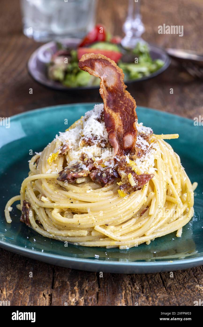Spaghetti Carbonara mit Salat auf Holz Stockfoto