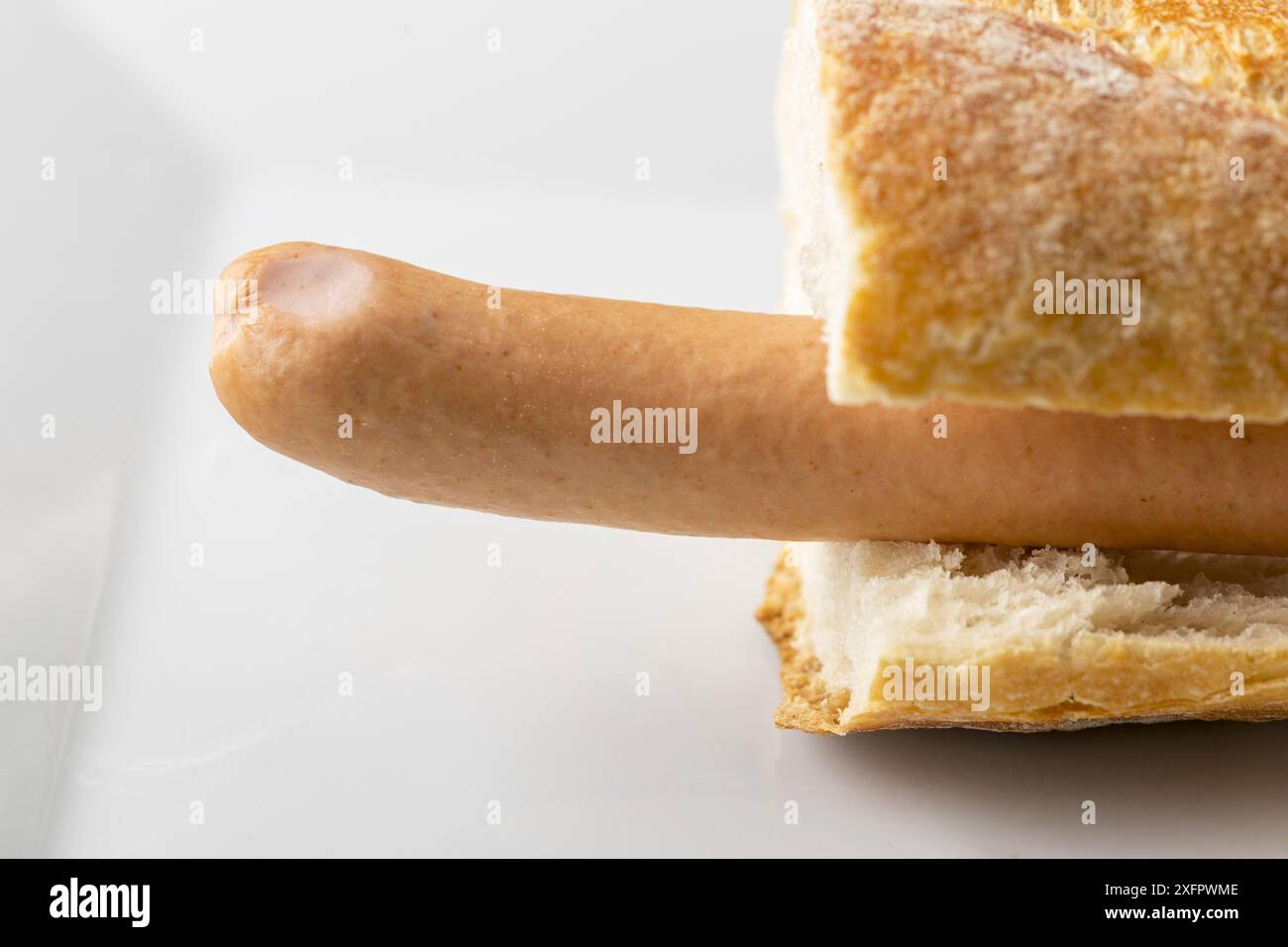 Würstchen im Baguette Stockfoto