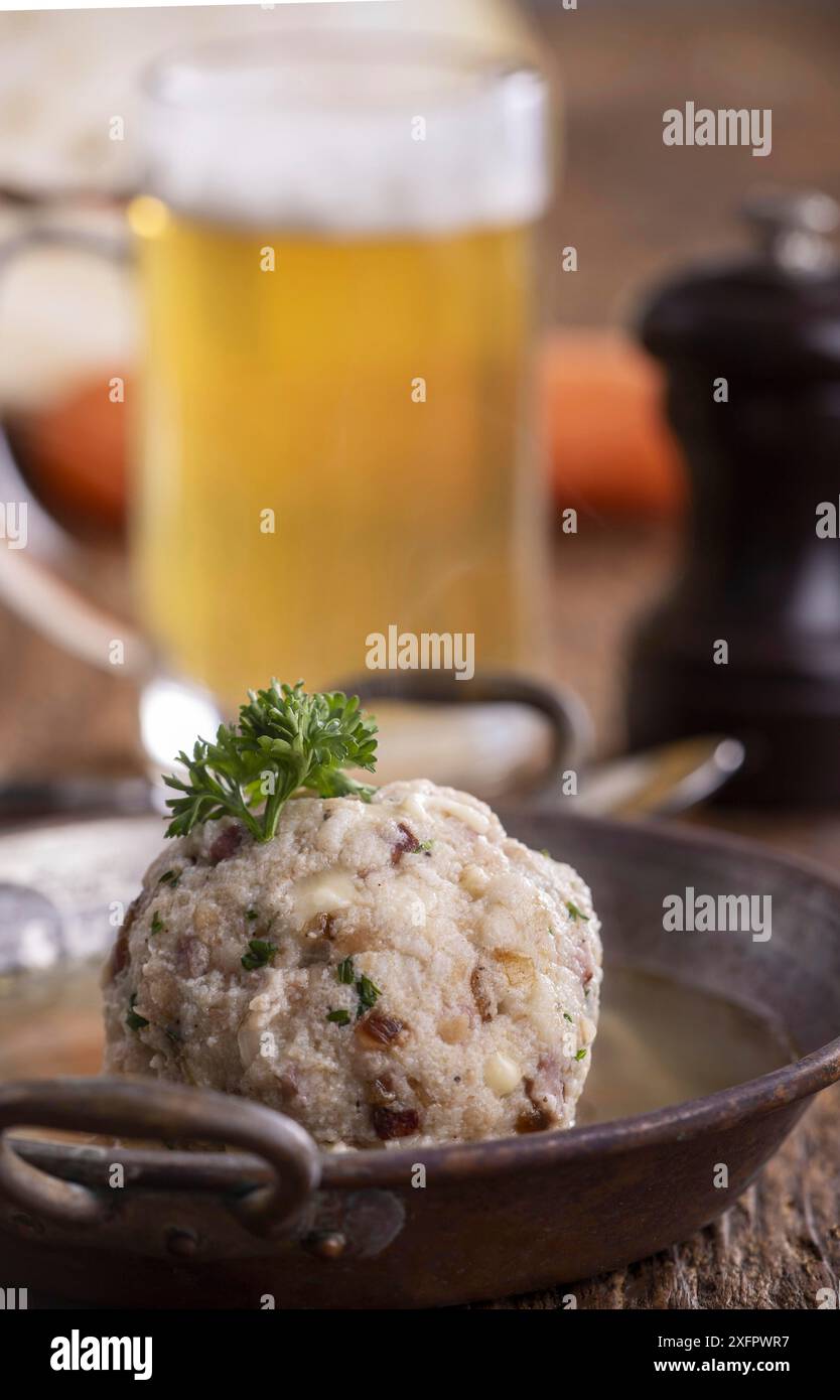 Österreichische Suppe in einem Kupfertopf Stockfoto